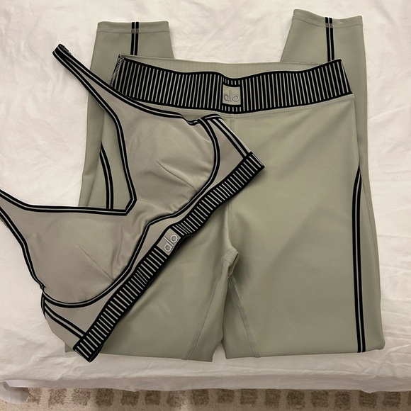 ALO Yoga Pants - Alo Yoga Airlift Line Up Set in Limestone
